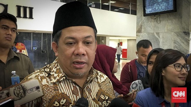 Wakil Ketua DPR Fahri Hamzah murka sekaligus tak percaya penyidik KPK sampai mendatangi rumah Setnov malam ini. Dia menuding ada orang kuat di balik ini.