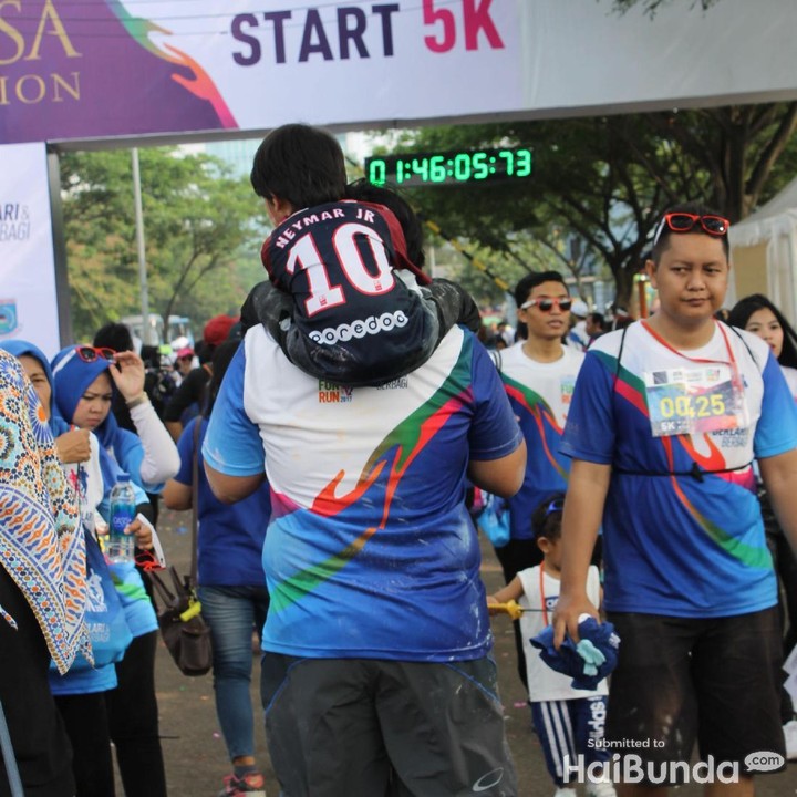 <p>Kalau anak capek, ayah siap kok 'memanggul' buah hatinya. </p>