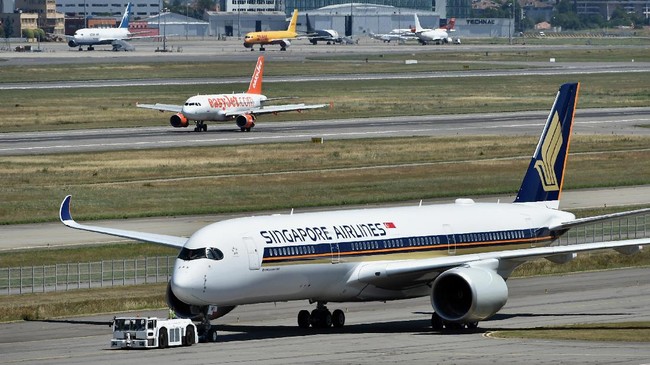 Dua pesawat Singapore Airlines yang sudah tak terpakai diderek melalui ruas jalan publik di Singapura untuk kemudian dihancurkan di Pusat Ekshibisi Changi.