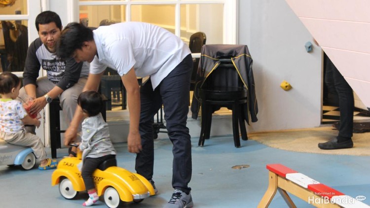 Para Ayah ada yang cemburu nggak saat si kecil cuma mau dekat sama bundanya?
