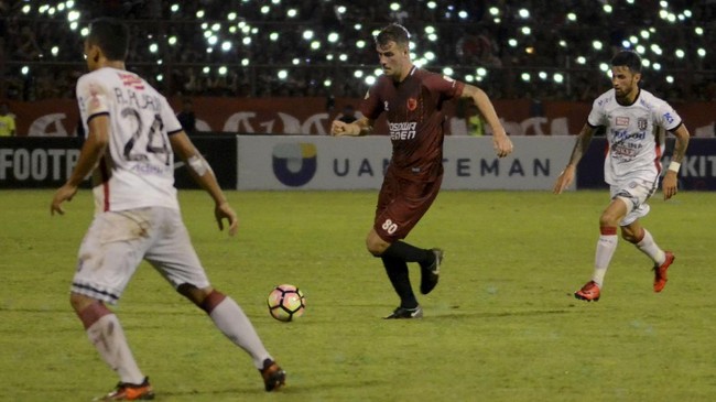 PSM Makassar menggeser posisi Persib Bandung di puncak klasemen sementara Liga 1 2018 usai mengalahkan Borneo FC di Stadion Segiri Samarinda.
