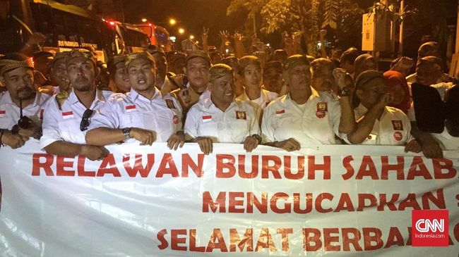 Usai prosesi Midodareni di kediamannya di Solo, Presiden Jokowi membaur dengan ribuan relawan yang hadir memeriahkan acara.
