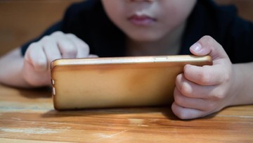 Duh, si Kecil Nonton Video Porno di Tempat Umum