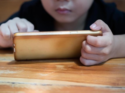 Duh, si Kecil Nonton Video Porno di Tempat Umum