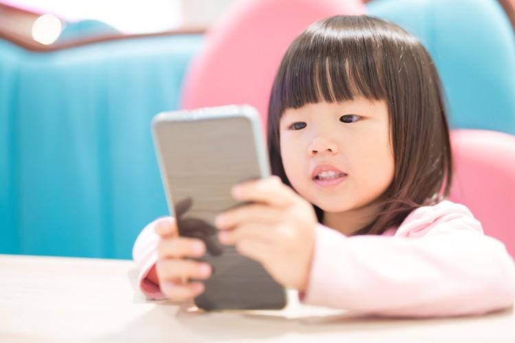 2. Jadilah Panutan yang Baik Orang muda dan anak-anak 'demam' media sosial. Kadang sebagai orang tua jadi waswas nih saat anak main media sosial. Mengalami juga nggak, Bun?