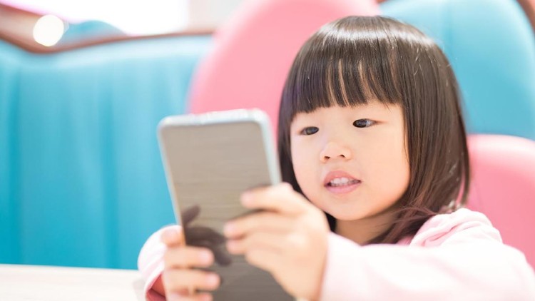 Saat anak ketahuan melihat gambar GIF porno di WhatsApp, apa yang perlu kita lakukan?