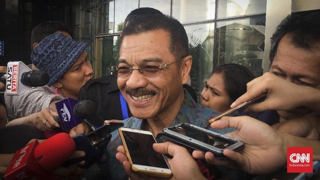 Mantan Dirjen Kependudukan dan Pencatatan Sipil Kemendagri, Irman, mengaku meminjam uang kepada Andi Narogong untuk membayar honor Gamawan Fauzi.