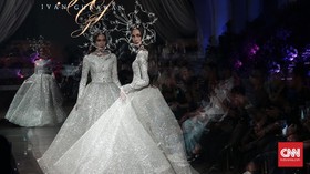 FOTO: Gaun Glamor bak Diva dari Peragaan Ivan Gunawan