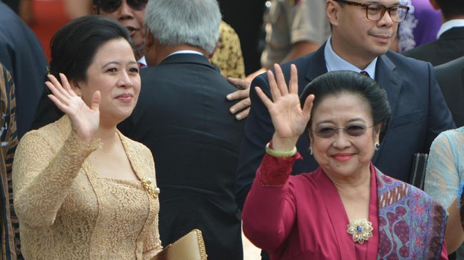 Puan Maharani menggandeng ibunya, Megawati Soekarnoputri, saat memasuki area resepsi pernikahan Kaesang-Erina di Pura Mangkunegaran.