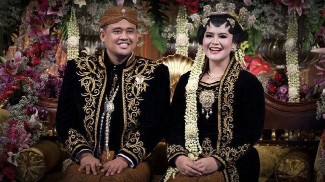 Pemberian marga Siregar untuk Kahiyang Ayu dilakukan di rumah keluarga Bobby di Medan, Selasa (21/10). Nama itu diambil dari marga ibunda Bobby.