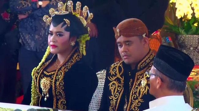 Saat Jokowi duduk bersama penghulu, mempelai dan para saksi di meja ijab kabul di Graha Saba Buana, Rabu (8/11), akun Instagram Kahiyang Ayu justru live.