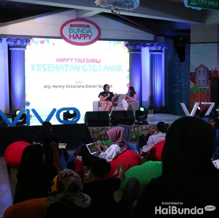 <p>Nambah pengetahuan dengan menyaksikan Happy Talkshow soal kesehatan gigi anak.  </p>