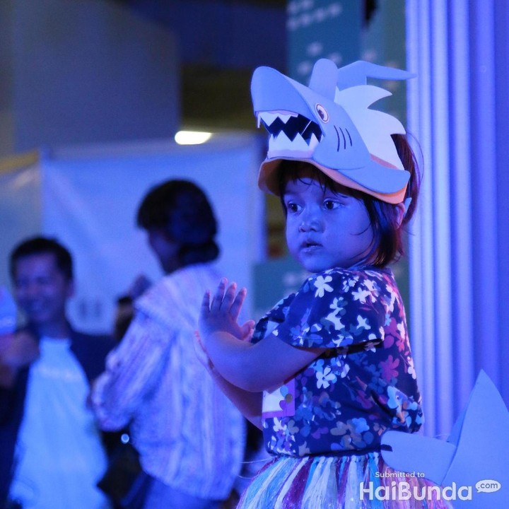<p>Lucu banget! Bocah yang satu ini pakai topi berbentuk hiu lho saat joget di panggung.</p>