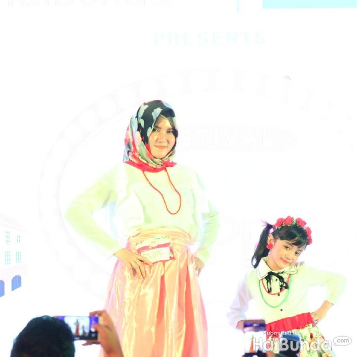 Bunda dan si kecil sama-sama cantik dan mempesona nih.