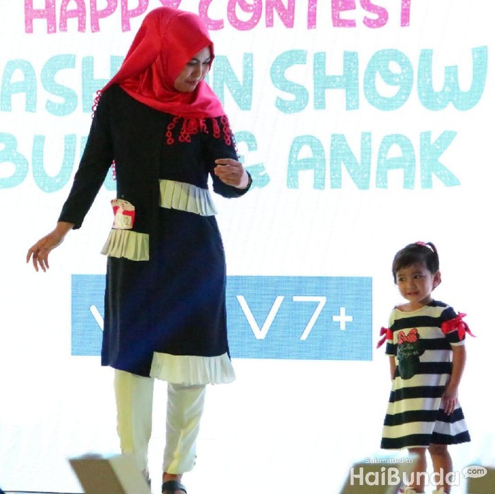 Nak, ayo jangan ketinggalan sama Bunda.