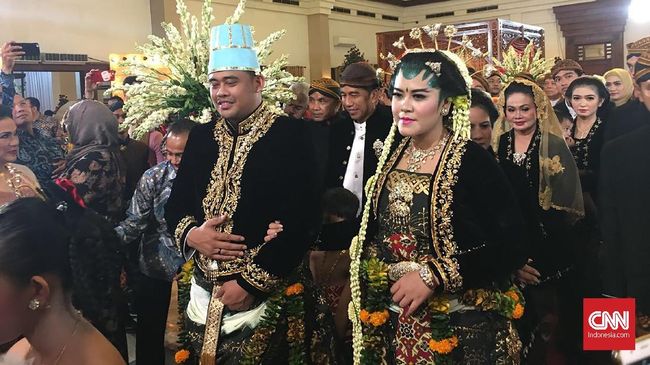 Busana dan rias pengantin Solo Basahan menjadi pilihan pasangan Kahiyang Ayu-Bobby Nasution untuk resepsi pernikahan malam, pada Rabu (8/11).