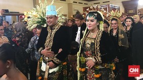 Resepsi Malam, Kahiyang-Bobby Pakai Busana Adat Solo Basahan