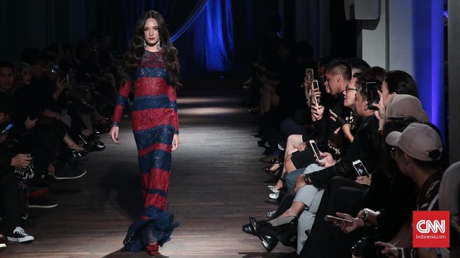 FOTO: Gaun Glamor bak Diva dari Peragaan Ivan Gunawan