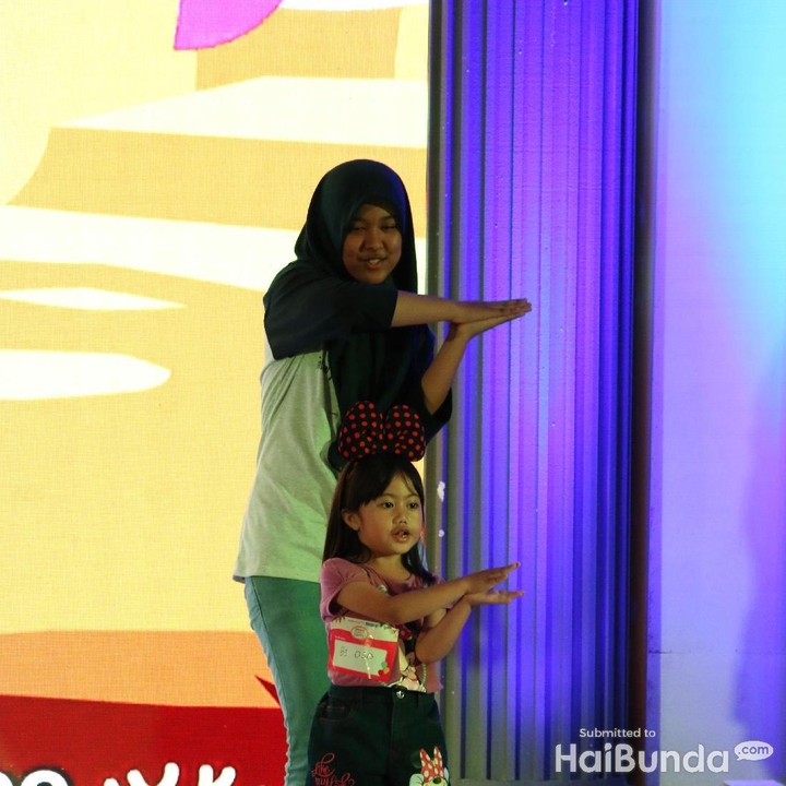 <p>Hayo tebak, ini lagi menirukan gaya baby, mommy, daddy, grandma, atau grandpa shark ya?  </p>