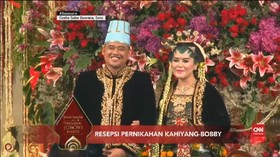 VIDEO: Ekspresi Bahagia Kahiyang-Bobby ke Pelaminan