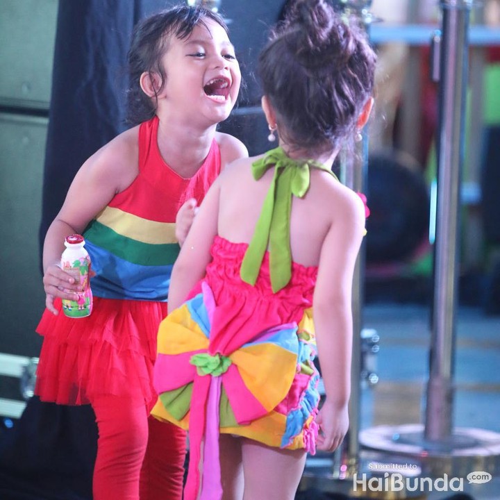 Anak A: Baju kamu bagus deh.<br />Anak B: Ha-ha-ha makasih ya. Baju kamu juga bagus. Semoga kita menang ya.