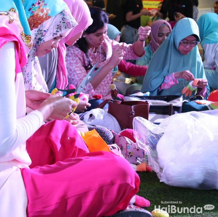 <p>Serius banget nih para bunda bikin boneka tangan bareng komunitas Upload DIY.  </p>