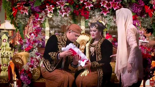 Tak mudah menjadi tamu di pernikahan Kahiyang Ayu dan Bobby Nasution. CNNIndonesia.com membutuhkan 2,5 jam untuk dapat bersalaman dengan putri Jokowi itu.