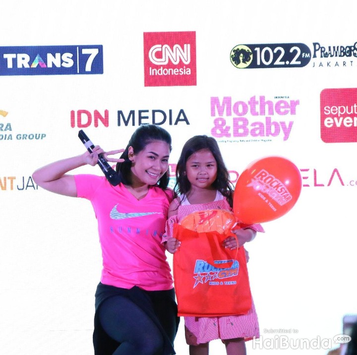 <p>Hore! Habis latihan baby shark dance challenge bareng coach dari Rockstar Gym, si kecil dapat hadiah deh.</p>