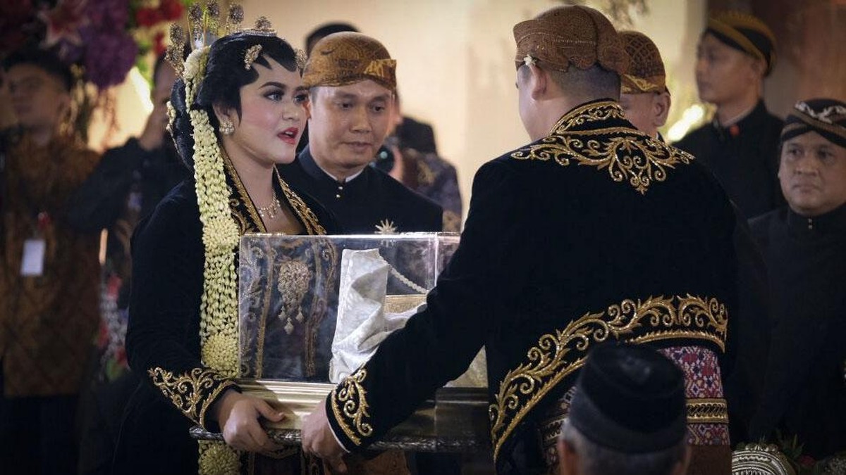FOTO: Detik-detik Kahiyang Resmi Jadi Istri Bobby