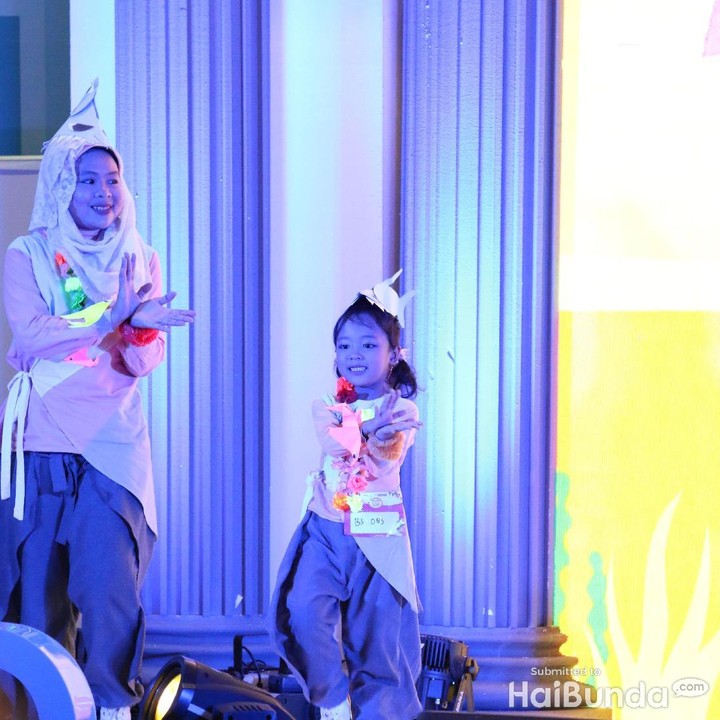 <p>Kompakan sama bunda nih nge-dance-nya.</p>