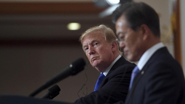 Presiden Amerika Serikat Donald Trump mengaku siap berbicara lewat telepon dengan pemimpin Korea Utara Kim Jong-un.