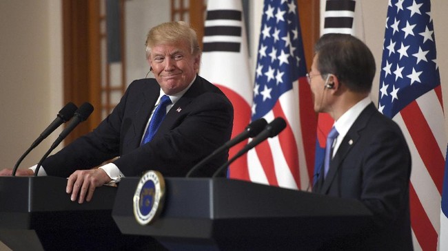 Presiden AS Donald Trump dan Presiden Korsel Moon Jae-in sepakat menangguhkan latihan militer bersama selama gelaran olimpiade di Pyeongchang, 9-25 Februari.