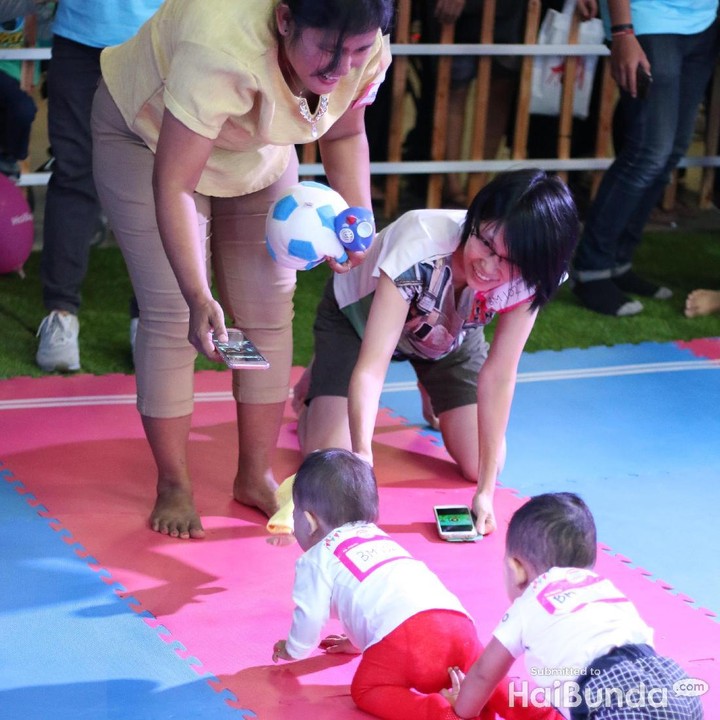<p>Hap, hap! Ayo, Nak merangkak. Nah, begitulah suasana lomba merangkak untuk bayi 0-1 tahun.</p>