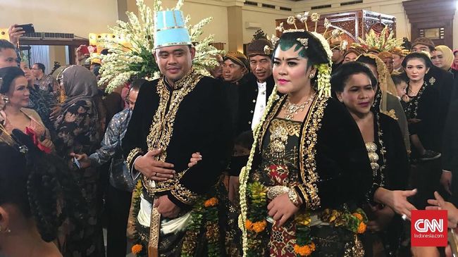 Tuty Adib dipercaya keluarga Jokowi membuat busana pengantin resepsi Kahiyang dan Bobby Nasution. Dia membuat busana pengantin dodotan bolero dengan benang emas
