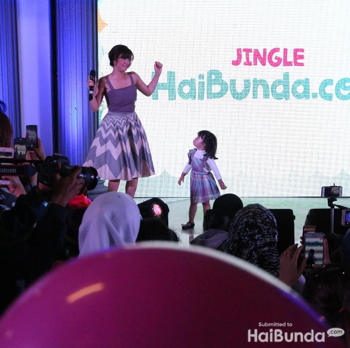 <p>Ada Gempi dan Gisel juga lho. Diputar juga video klip jingle HaiBunda yang dibintangi Gempi dan Mama Isel.</p>