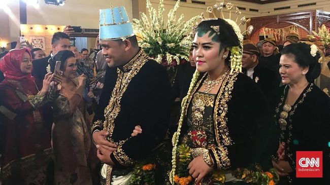 Kahiyang Ayu berganti busana pada resepsi pernikahan malam dengan memakai dodotan Jawa yang kerap dipakai untuk acara pernikahan seorang raja.