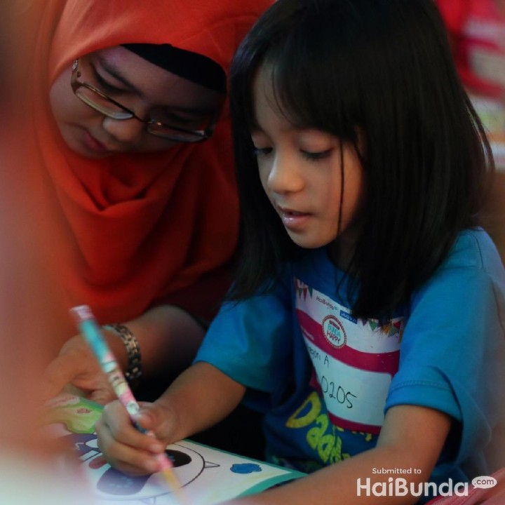 Bunda warnai sebelah sini, anak mewarnai sebelah sana.