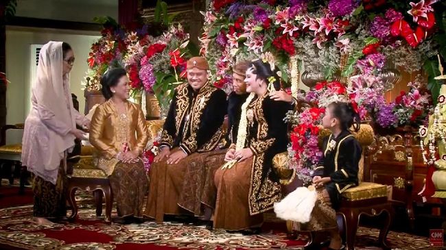 Bertema Jawa Klasik, tim dekorasi pesta pernikahan Kahiyang Ayu-Bobby Nasution memberi sentuhan unik dengan penempatan buah dan sayur di bagian depan pelaminan.