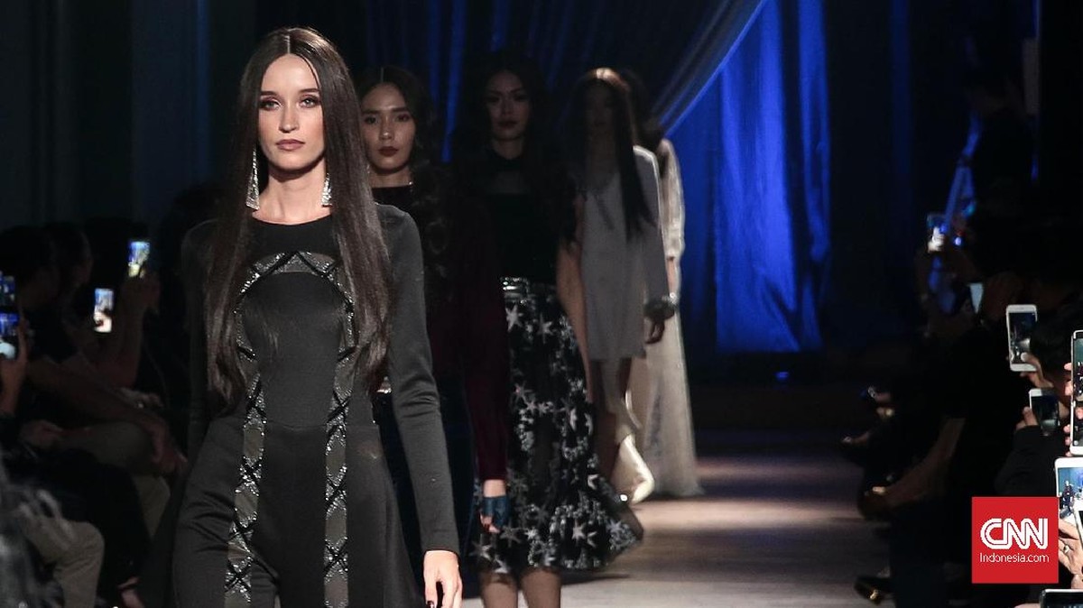 FOTO: Gaun Glamor bak Diva dari Peragaan Ivan Gunawan