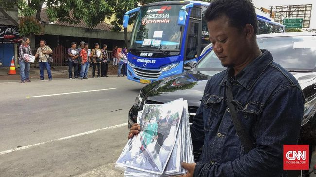 Pernikahan Kahiyang-Bobby menguntungkan tukang foto keliling. Salah satunya, Tunjung sudah menjual 50 foto yang dihargai Rp50 ribuan per lembar sampai siang.
