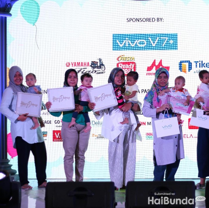 <p>Ini dia yang tercepat. Ya, para pemenang lomba merangkak. Salamat ya Nak!</p>