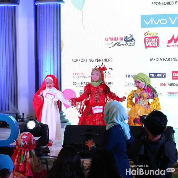 Wajah yang cantik siapa yang punya? Kita... Kita... Anak ayah dan bunda semua...