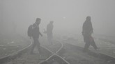 FOTO: Kabut Asap Mencekik New Delhi Warga New Delhi, India, bangun dengan asap yang mencekik pada Selasa pagi karena kualitas udara di kota berpolusi tinggi itu sudah mencapai tingkat berbahaya.