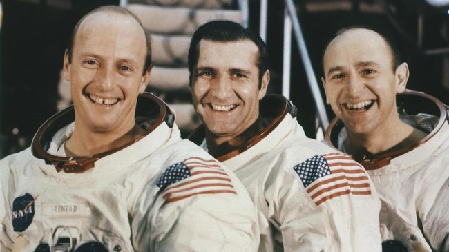 Richard Gordon, mantan astronaut yang pernah diterbangkan ke bulan hari ini tutup usia di usia 88 tahun.