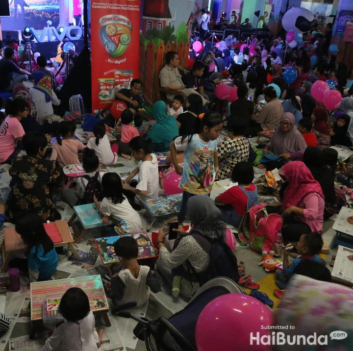 <p> Rame banget! Ratusan anak dan bunda berkolaborasi di lomba mewarnai.  </p>