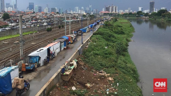 Pengawasan dilakukan untuk mencegah kembalinya pemukiman liar di Jalan Tenaga Listrik, Tanag Abang, pascapenertiban dilakukan pada Senin (13/11) pagi.
