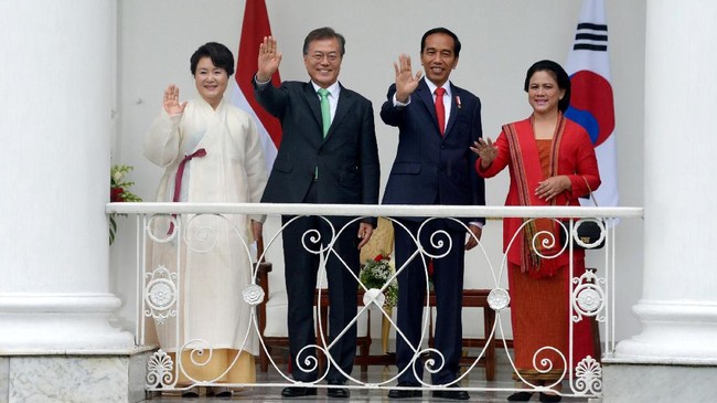 Tak menemukan pena saat akan menandatangani buku tamu, Ibu Negara Korsel pun merogoh kantong jas suaminya, Presiden Moon Jae-in.