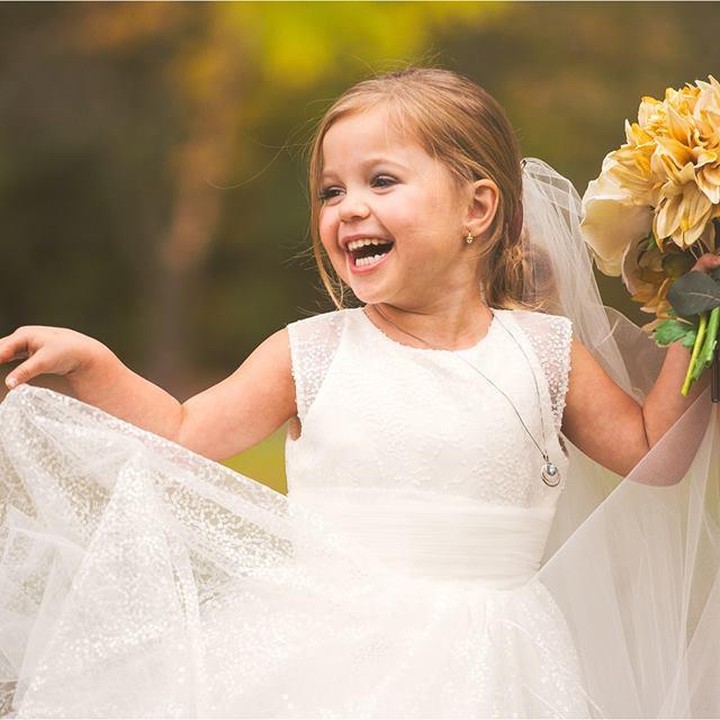<p>Tuh, happy banget kan Sophia ketika dia akhirnya bisa melakukan wedding photoshoot ini. (Foto: Facebook/Sassy Mouth Photo)</p>