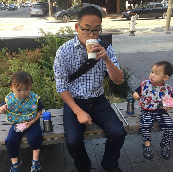 <p>Asyik! Kali ini sarapan bersama ayah di luar rumah. (Foto: Instagram @yiyilee)</p>