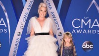 Pink Bagikan Tips Parenting ke Drew Barrymore Sembari Menahan Tangis, Ternyata..